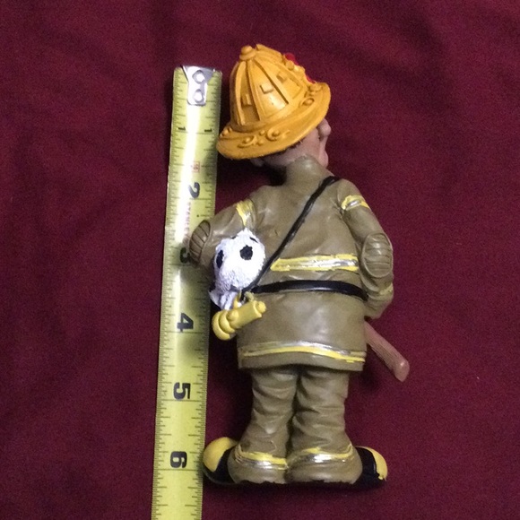 Fireman figuring funny with dog - Picture 4 of 5